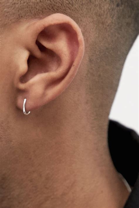 Pendientes para hombres: el estilo en ambas orejas